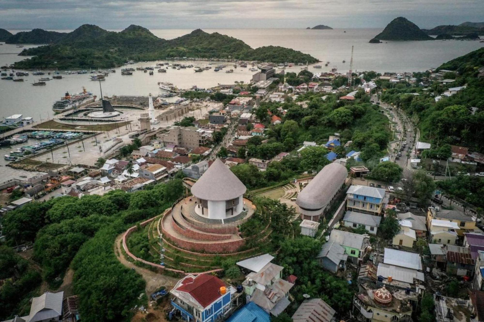 Benedict Guesthouse By Mori Hospitality Labuan Bajo Bagian luar foto