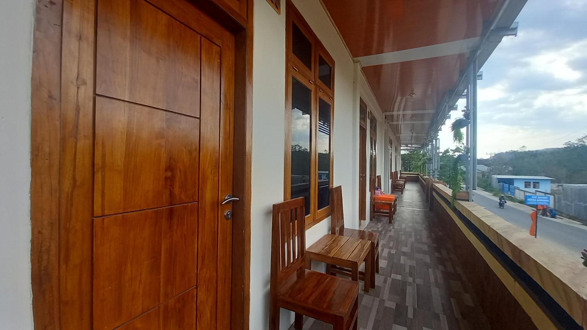Benedict Guesthouse By Mori Hospitality Labuan Bajo Bagian luar foto